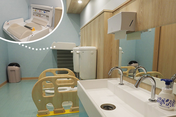 清潔感のある明るいお手洗い・おむつ替え室